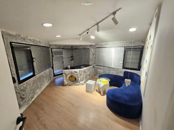 Tirane, jepet me qera zyre Kati 7, 50 m² 520 € (ish tregu elektrik)
