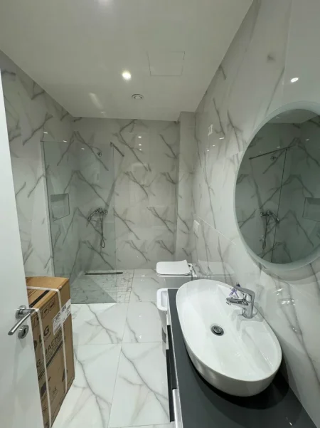 Tirane, jepet me qera ambjent biznesi , 130 m² 1.600 € (Lake View)