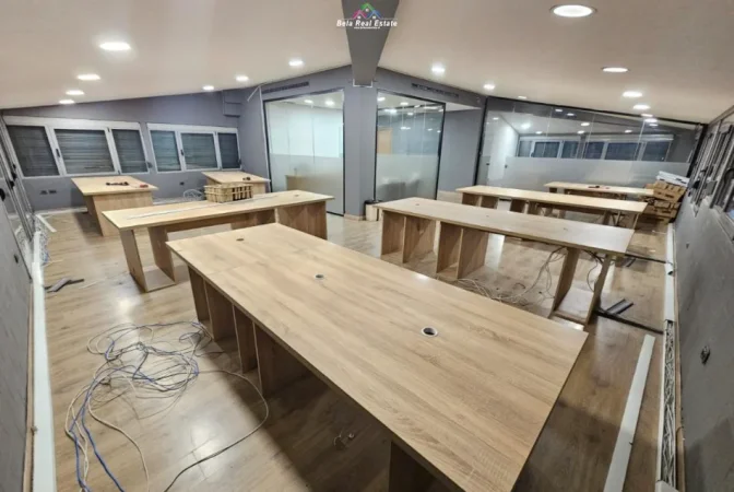 Tirane, jepet me qera zyre Kati 7, 200 m² 2.100 € (tregu elektrik)
