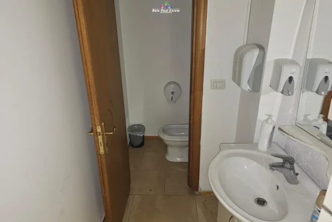 Tirane, jepet me qera zyre Kati 7, 200 m² 2.100 € (tregu elektrik)