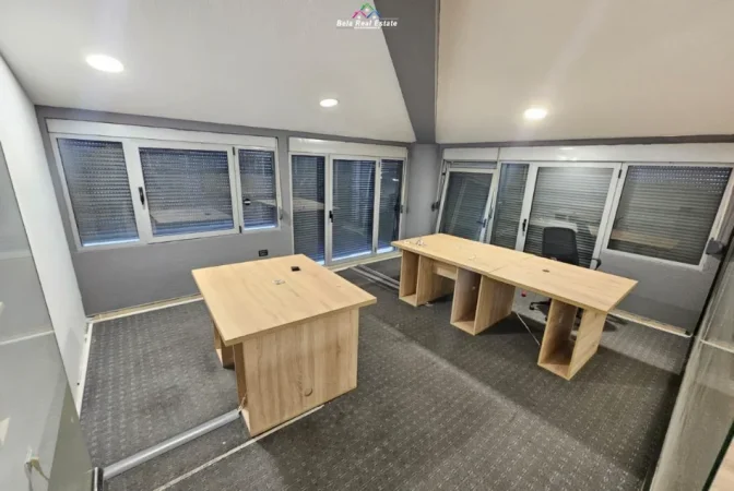 Tirane, jepet me qera zyre Kati 7, 200 m² 2.100 € (tregu elektrik)