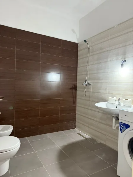 Tirane, jepet me qera apartament 1+1+Aneks+Ballkon Kati 1, 70 m² 500 € (Xhamlliku)