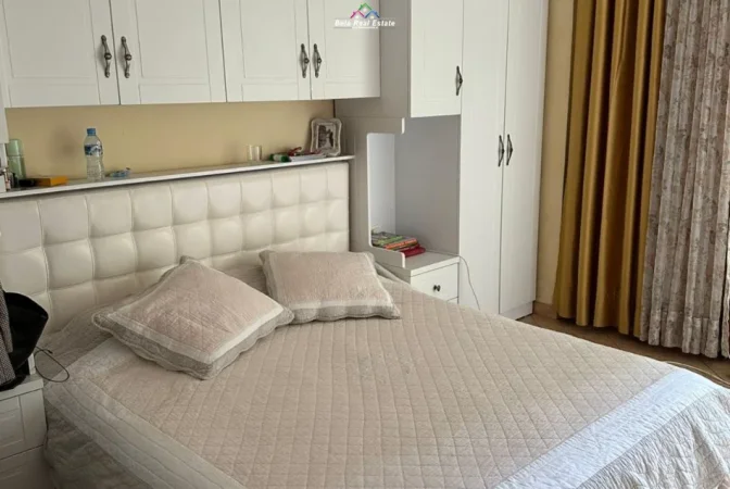 Tirane, jepet me qera apartament 2+1 Kati 5, 75 m² 480 € (fresku)