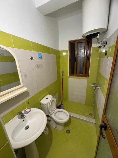 Tirane, jepet me qera apartament 1+1+Ballkon Kati 3, 65 m² 350 € (rruga 5 maji)