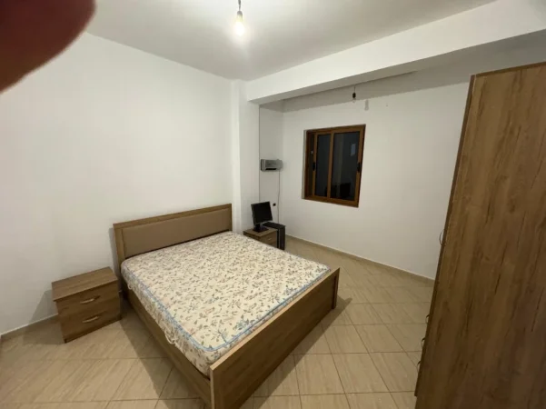 Tirane, jepet me qera apartament 1+1+Ballkon Kati 3, 65 m² 350 € (rruga 5 maji)