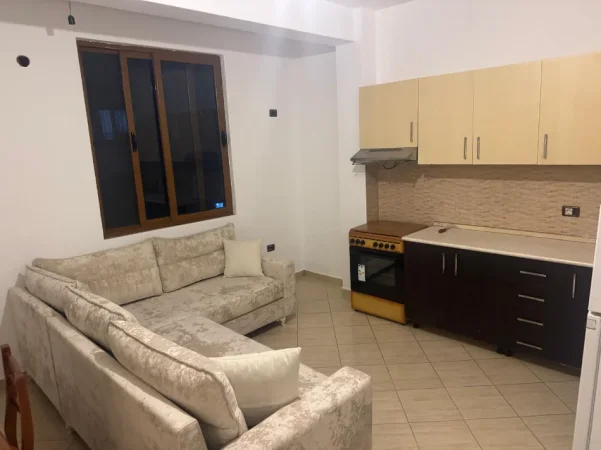 Tirane, jepet me qera apartament 1+1+Ballkon Kati 3, 65 m² 350 € (rruga 5 maji)
