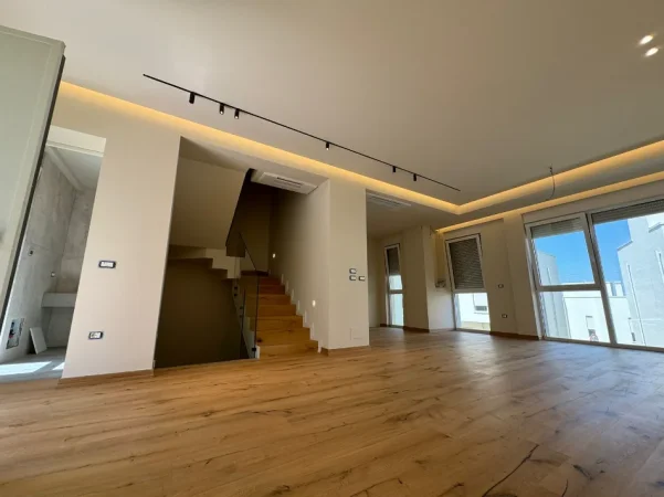 Tirane, shitet 3 Katshe , 200 m² (sauk)