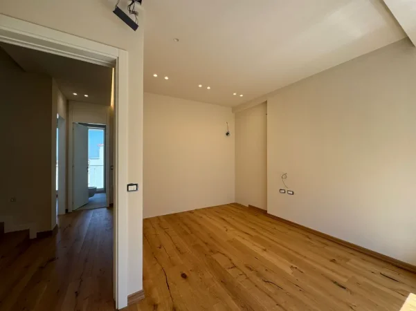 Tirane, shitet 3 Katshe , 200 m² (sauk)