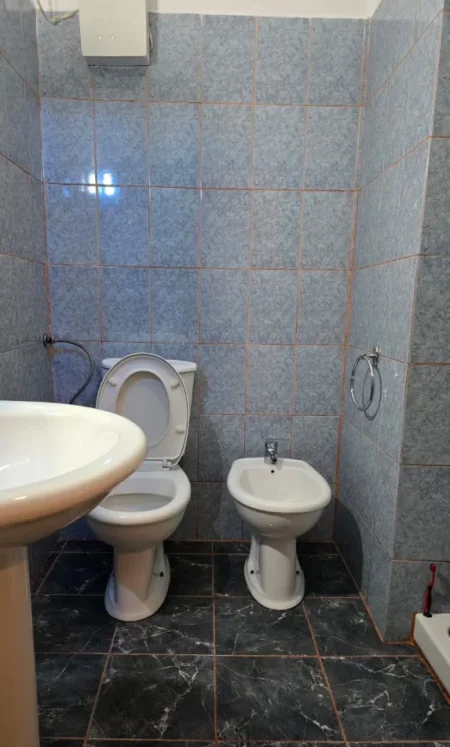 Tirane, jepet me qera apartament 2+1 Kati 5, 75 m² 450 € (Fresku)