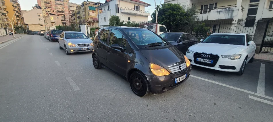 Berat, OKAZION – SHITEN 2 MJETE Mercedes-Benz Nafte, 3.200 €