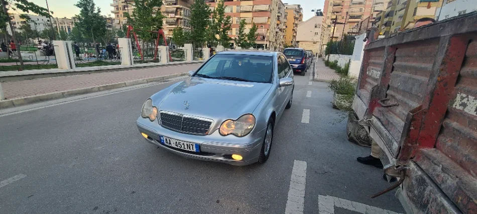 Berat, OKAZION – SHITEN 2 MJETE Mercedes-Benz Nafte, 3.200 €