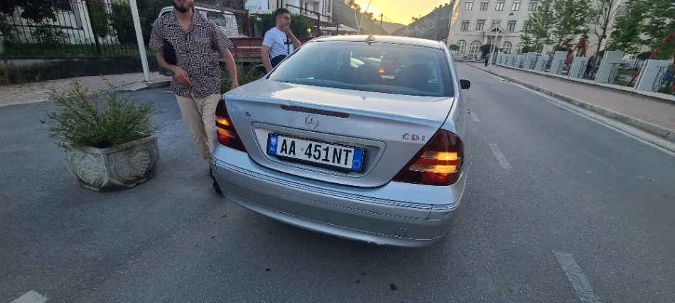 Berat, OKAZION – SHITEN 2 MJETE Mercedes-Benz Nafte, 3.200 €