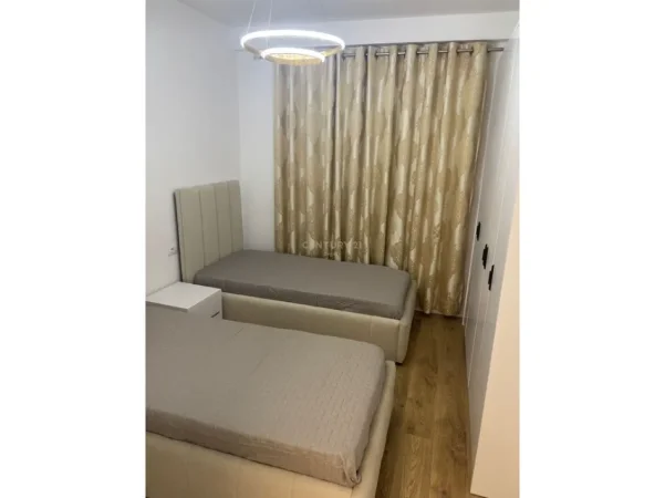 Tirane, jepet me qera apartament 2+1+Ballkon Kati 2, 102 m² 800 € (Porcelan)