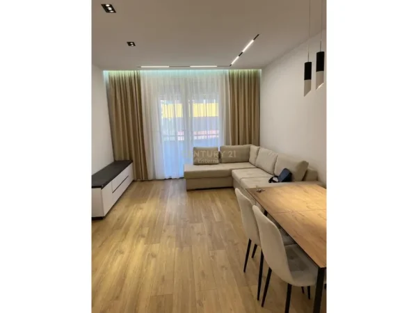 Tirane, jepet me qera apartament 2+1 Kati 1, 89 m² 800 € (komuna e parisit)