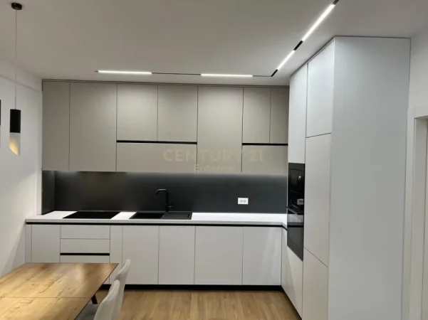 Tirane, jepet me qera apartament 2+1 Kati 1, 89 m² 800 € (komuna e parisit)