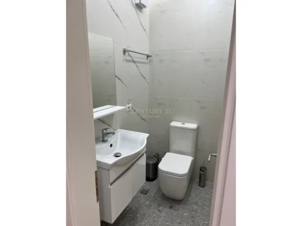 Tirane, jepet me qera apartament 2+1 Kati 1, 89 m² 800 € (komuna e parisit)