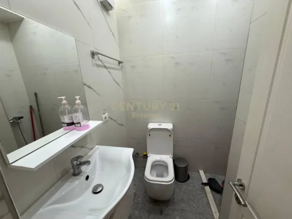 Tirane, jepet me qera apartament 2+1 Kati 1, 89 m² 800 € (komuna e parisit)