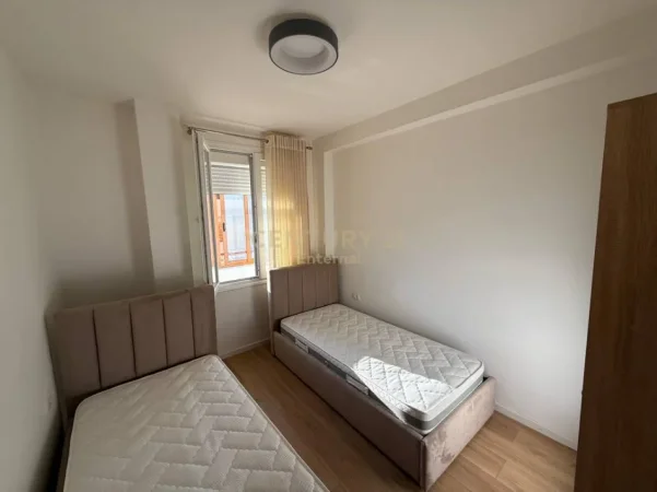 Tirane, jepet me qera apartament 2+1 Kati 1, 89 m² 800 € (komuna e parisit)