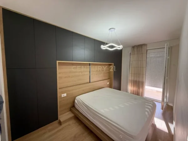 Tirane, jepet me qera apartament 2+1 Kati 1, 89 m² 800 € (komuna e parisit)
