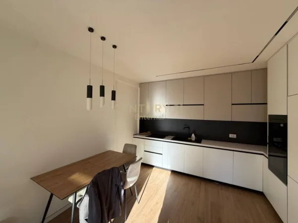 Tirane, jepet me qera apartament 2+1 Kati 1, 89 m² 800 € (komuna e parisit)