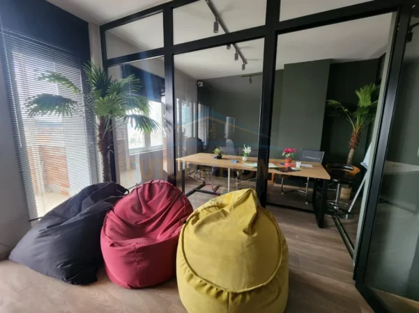 Tirane, jepet me qera ambjent biznesi Kati 11, 169 m² 3.000 € (Rruga Mine Peza)
