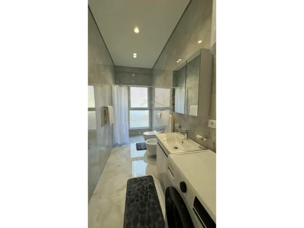 Tirane, jepet me qera apartament 1+1+Ballkon Kati 1, 59 m² 700 € (ish Dogana)
