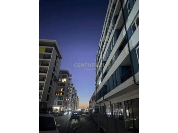 Tirane, jepet me qera ambjent biznesi Kati 0, 95 m² 1.500 € (Univers City)
