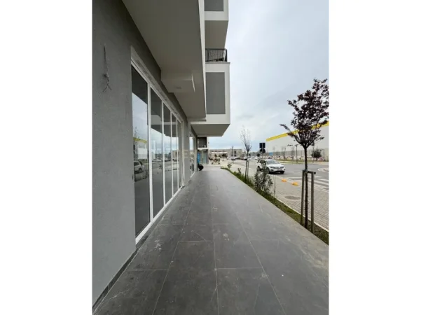 Tirane, jepet me qera ambjent biznesi Kati 0, 95 m² 1.500 € (Univers City)