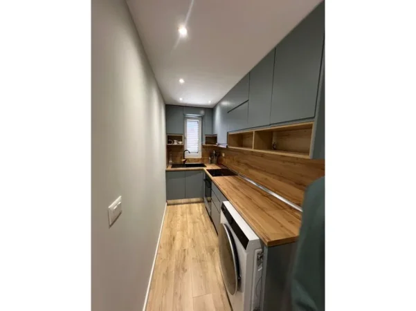 Tirane, jepet me qera apartament 1+1+Ballkon Kati 5, 43 m² 750 € (Blloku)
