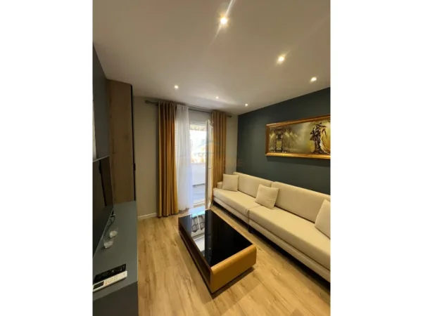 Tirane, jepet me qera apartament 1+1+Ballkon Kati 5, 43 m² 750 € (Blloku)