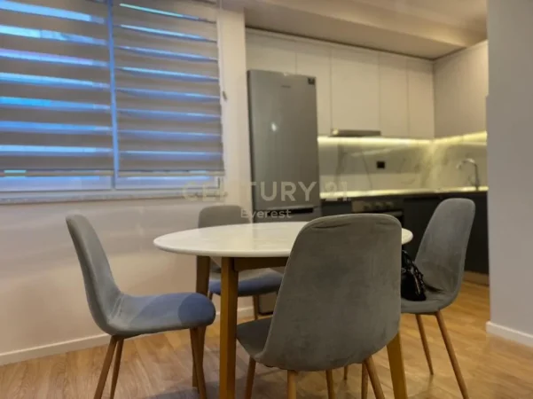 Tirane, jepet me qera apartament 2+1 Kati 2, 85 m² 800 € (Rruga e Durrësit, pranë Hotel Colosseo)