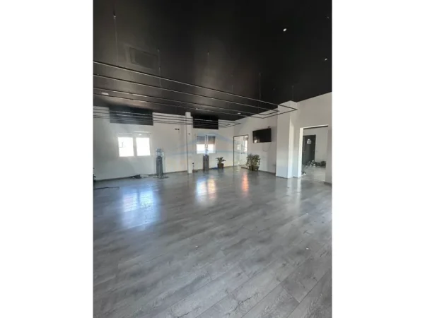 Tirane, jepet me qera dyqan Kati 6, 236 m² 4.000 € (Qender)