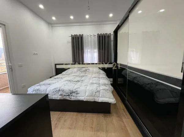 Tirane, jepet me qera apartament 2+1 Kati 12, 90 m² 700 € (Komuna e Parisit)