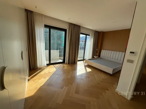 Tirane, shitet apartament 2+1+Ballkon Kati 4, 239 m² 700.000 € (liqeni i thate)