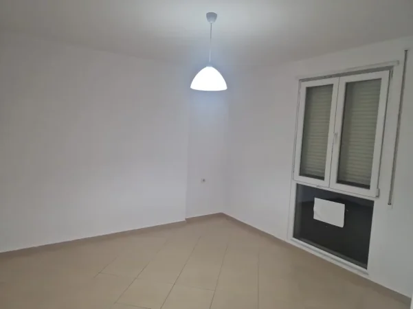 Tirane, jepet me qera apartament 1+1 Kati 4, 70 m² 450 € (ish fusha e aviacionit)