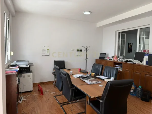 Tirane, jepet me qera zyre Kati 2, 110 m² 1.000 € (TEK TREGU ÇAM)