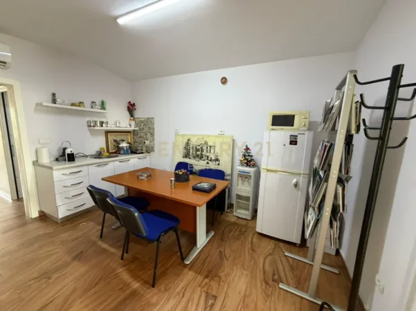 Tirane, jepet me qera zyre Kati 2, 110 m² 1.000 € (TEK TREGU ÇAM)