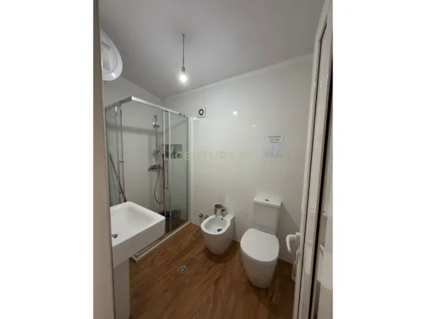 Tirane, jepet me qera zyre Kati 2, 110 m² 1.000 € (TEK TREGU ÇAM)