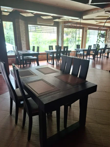 OKAZION. MBYLLET HOTEL GOLEM. SHITEN 25 TAVOLINA DRURI + 4 KARRIKE, Çmimi = 75€