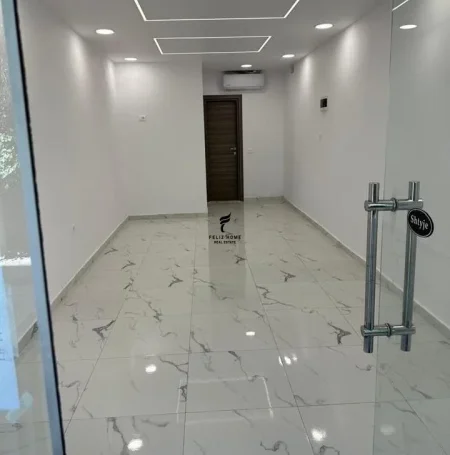 Tirane, jepet me qera dyqan Kati 0, 56 m² 1.000 € (DON BOSKO)