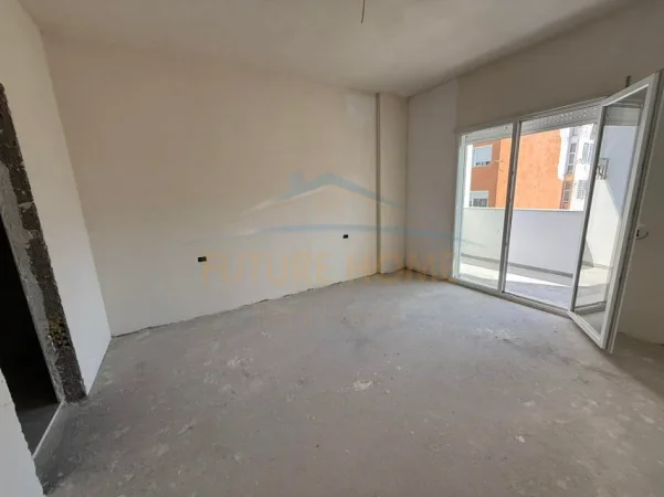 Tirane, shitet apartament 2+1+2+Post Parkimi, Kati 5, 98 m² 275.000 € (Shkolla e Kuqe)