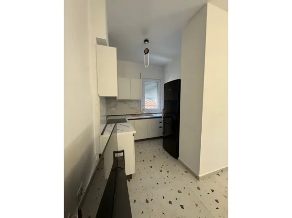 Tirane, jepet me qera apartament 1+1+Ballkon Kati 2, 65 m² 500 € (Rruga 5 Maji)