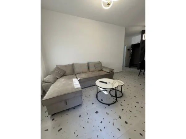 Tirane, jepet me qera apartament 1+1+Ballkon Kati 2, 65 m² 500 € (Rruga 5 Maji)