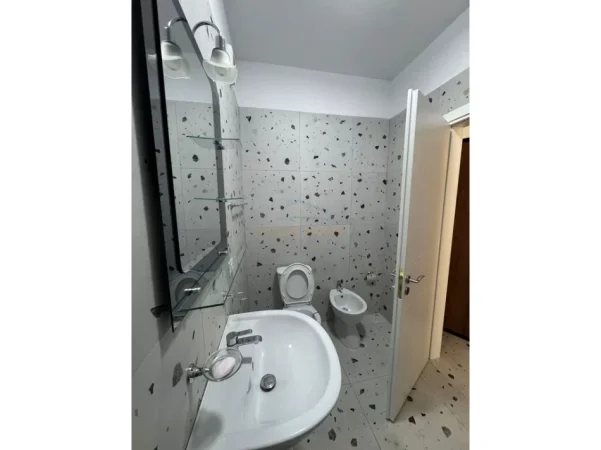 Tirane, jepet me qera apartament 1+1+Ballkon Kati 2, 65 m² 500 € (Rruga 5 Maji)