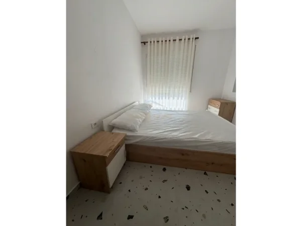 Tirane, jepet me qera apartament 1+1+Ballkon Kati 2, 65 m² 500 € (Rruga 5 Maji)