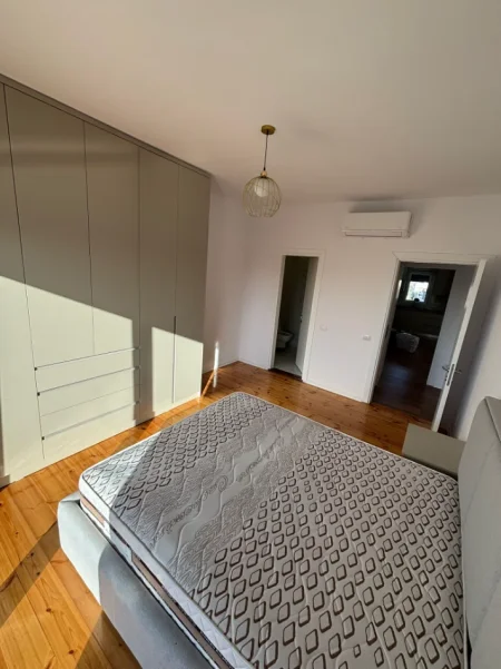 Tirane, jepet me qera apartament 2+1+Ballkon Kati 6, 100 m² 800 € (Tek Kumbullat, Xhamllik)