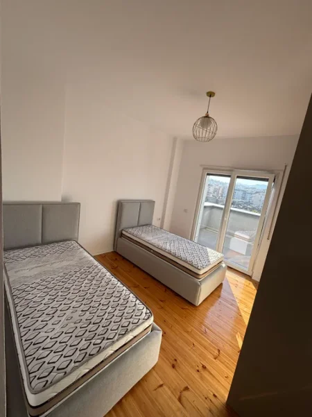 Tirane, jepet me qera apartament 2+1+Ballkon Kati 6, 100 m² 800 € (Tek Kumbullat, Xhamllik)