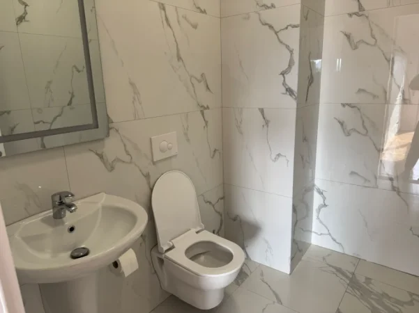 Tirane, jepet me qera apartament 2+1+Ballkon Kati 6, 100 m² 800 € (Tek Kumbullat, Xhamllik)