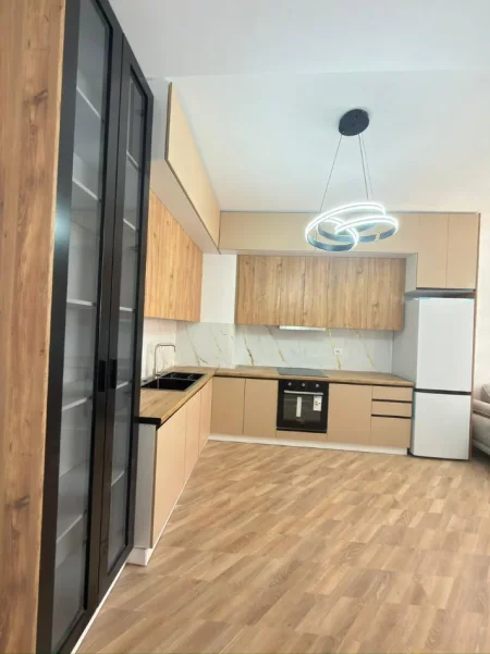 Tirane, jepet me qera 2+1 Kati 4, 98 m² 600 € 