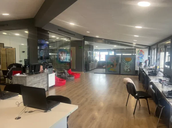Tirane, jepet me qera zyre , 250 m² 2.500 € (Ish Tregu Elektrik)